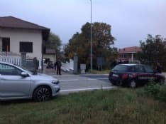 MONTALENGHE - COMMANDO ASSALTA UNA VILLA DI SINTI, CARABINIERE FERITO - FOTO E VIDEO