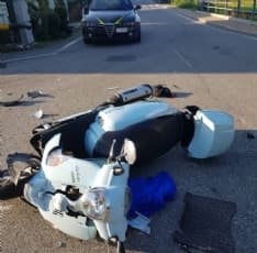 QUASSOLO - Brutto incidente stradale in via San Rocco: scooter contro auto, grave un uomo - FOTO