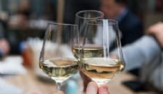 LEINI - Aperitivo dopo le 18, arrivano i carabinieri: maxi multa per il titolare di un bar e per tre clienti