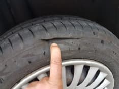 PIVERONE - Il prete gli nega l'elemosina: il fedele arrabbiato taglia le gomme all'auto del parroco