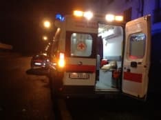 IVREA - Incidente in via Miniere: quattro feriti. In via Jervis ubriaco in auto sfascia un palo della luce