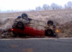 RIVAROLO - Asfalto ghiacciato, ragazzo finisce con l'auto nel fosso