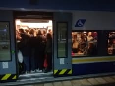 FERROVIA CANAVESANA - Pendolari come sardine a bordo di treni perennemente in ritardo - FOTO