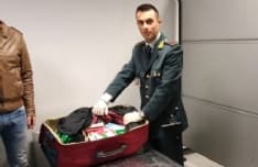 CASELLE - In valigia Viagra sospetto: un uomo denunciato