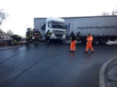 FRONT CANAVESE - Camion fuori strada rischia di precipitare nella scarpata - FOTO e VIDEO