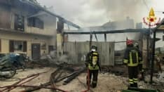 RIVAROSSA - Incendio tra le case del centro storico. Quattro squadre dei vigili del fuoco al lavoro - FOTO E VIDEO