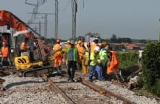 CALUSO - Automobilista di Candia sfascia il passaggio a livello di Arè