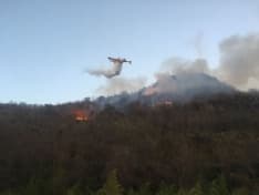 CUORGNE' - L'incendio si estende: il piromane ha dato fuoco anche all'altro lato della montagna - FOTO