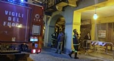 RIVAROLO CANAVESE - Esplosione di petardi in via Ivrea, crollano calcinacci sotto i portici - FOTO e VIDEO