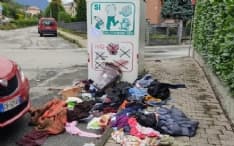 CUORGNE' - Indumenti buttati ovunque, i residenti: «Vergognatevi maleducati» - FOTO
