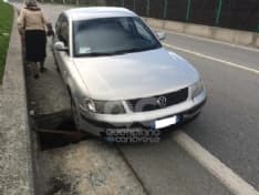 CUORGNE' - Cede il tombino e l'auto s'incastra - FOTO