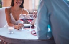 Come vestirsi al primo appuntamento: abito lungo o corto?