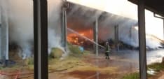 RIVAROLO CANAVESE - Incendio nell'azienda agricola di Vittorino Merlo, Coldiretti: «Chi può doni un po' di fieno» - FOTO e VIDEO