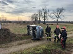 SALASSA - Un altro incidente sulla pedemontana: automobilista ferita nell'auto ribaltata - FOTO e VIDEO