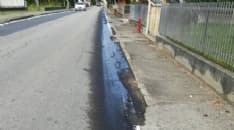 OZEGNA - Perdita d'olio sulla strada, ciclista scivola e cade a terra