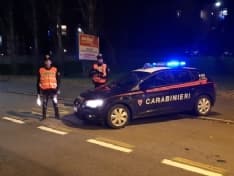 IVREA - Ubriaco al volante tenta di pugnalare un carabiniere alle spalle con un paio di forbici: arrestato
