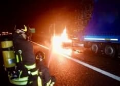 RONDISSONE - Camion prende fuoco, chiusa la A4 Torino-Milano
