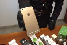 LEINI - In auto con iPhone e profumi falsi: due denunciati - FOTO