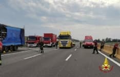 RONDISSONE - Camion in fiamme sulla A4: ancora in corso la bonifica dei serbatoi di metano del mezzo - FOTO