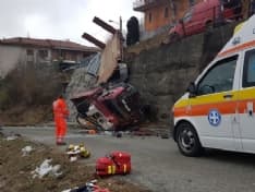 PRATIGLIONE-FORNO - Grave incidente sulla provinciale: camion precipita sulla strada. Autista al Cto - FOTO