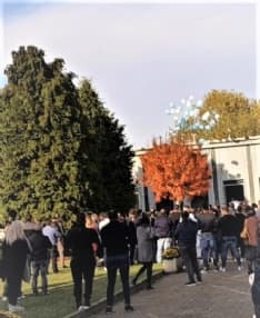 SAN GIUSTO CANAVESE - Una folla silenziosa e commossa per l'addio al piccolo Alvin e alla mamma Silvia