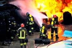 FELETTO - Fiamme nell'azienda di via Circonvallazione, l'intervento dei vigili del fuoco negli scatti inediti - FOTO