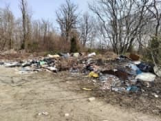 VOLPIANO - Un «mare» di spazzatura a bordo strada, corso Europa ridotto a discarica - FOTO e VIDEO