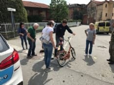 VALPERGA - Ciclista investito da un'auto vicino alla ferrovia: identificata l'autista - FOTO e VIDEO