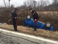 FOGLIZZO - Auto si ribalta nel fosso: feriti fratello e sorella - FOTO