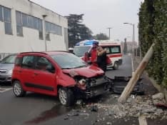 RIVAROLO - Pensionato in auto abbatte un palo dell'illuminazione