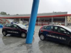 RIVAROLO - Bucano il muro e portano via la cassaforte del negozio Bata