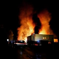 INCENDIO DI SCARMAGNO - L'Arpa rassicura: "Nessun rischio per la popolazione". Aperta inchiesta della procura