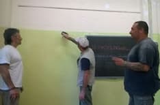 CUORGNE' - Volontari al lavoro per ridipingere le aule