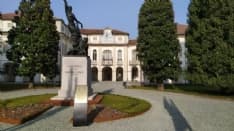 SAN MAURIZIO - Troppe auto contromano in piazza, residenti esasperati: «Si intervenga prima che qualcuno si faccia male»