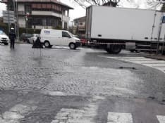 MONTALTO DORA-IVREA - Camion perde gasolio: asfalto viscido, strade chiuse e anche un incidente - FOTO