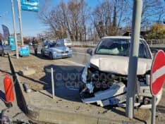 FELETTO - Ennesimo incidente stradale sulla 460: tre feriti nello schianto davanti al distributore - FOTO