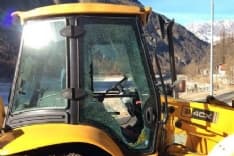 CERESOLE REALE - Raid dei vandali a Capodanno: danni a un escavatore e persino ai lampioni