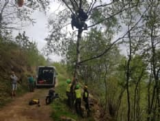 BROSSO - Parapendista precipita e resta appeso ad un albero - FOTO