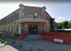 BRANDIZZO - La scuola primaria nel mirino dei vandali: svastiche, bestemmie e insulti sui muri