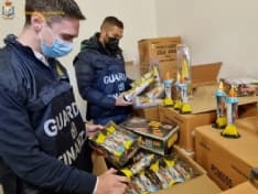 CASELLE - La guardia di finanza sequestra sei tonnellate di fuochi d'artificio: cinque denunciati
