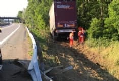 INCIDENTE SULLA TORINO-AOSTA - Tir sfonda il guard-rail e finisce nei campi: due autisti feriti - FOTO
