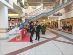 PAVONE CANAVESE - Carabinieri al Bennet sensibilizzano i clienti contro le truffe agli anziani