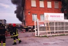 LEINI - Incendio devasta il capannone di un'azienda: vigili del fuoco al lavoro per ore - FOTO