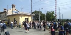 FERROVIA TORINO-IVREA-AOSTA - Guasto al treno, i pendolari restano a piedi alla stazione di Candia Canavese - FOTO