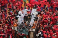 STORICO CARNEVALE IVREA - Il «film» della battaglia delle arance nelle piazze della città - VIDEO