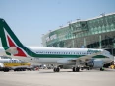 CASELLE - Blocca il volo per ripicca contro Alitalia: denunciato per procurato allarme