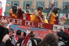 STORICO CARNEVALE IVREA - Domenica da record: 19766 paganti. 205 aranceri contusi - FOTO
