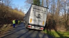 RIVARA - Cede la banchina, camion bloccato in bilico - FOTO