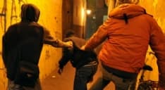 LEINI' - A 15 anni viene pestato senza motivo da una baby-gang mentre passeggia con la fidanzatina