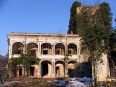CASTELNUOVO NIGRA - Fantasmi nel vecchio castello. Il sindaco avverte: «Edificio pericoloso, vietato entrare»